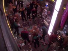 Tribules sur la Promenade de Deep Space Nine