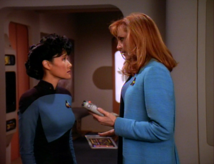 Alyssa Ogawa et Beverly Crusher